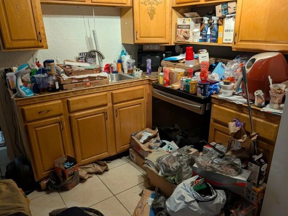 Kitchen before moppop cleaning